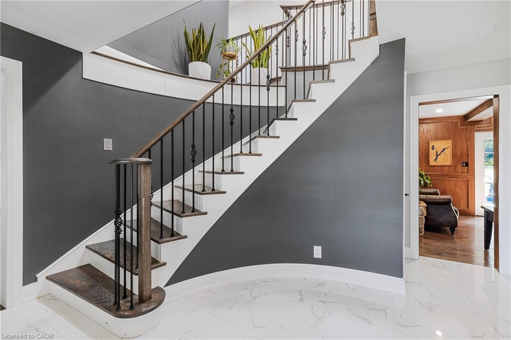 94 Dorchester Drive, Grimsby, ON - Indoor Photo Showing Other Room