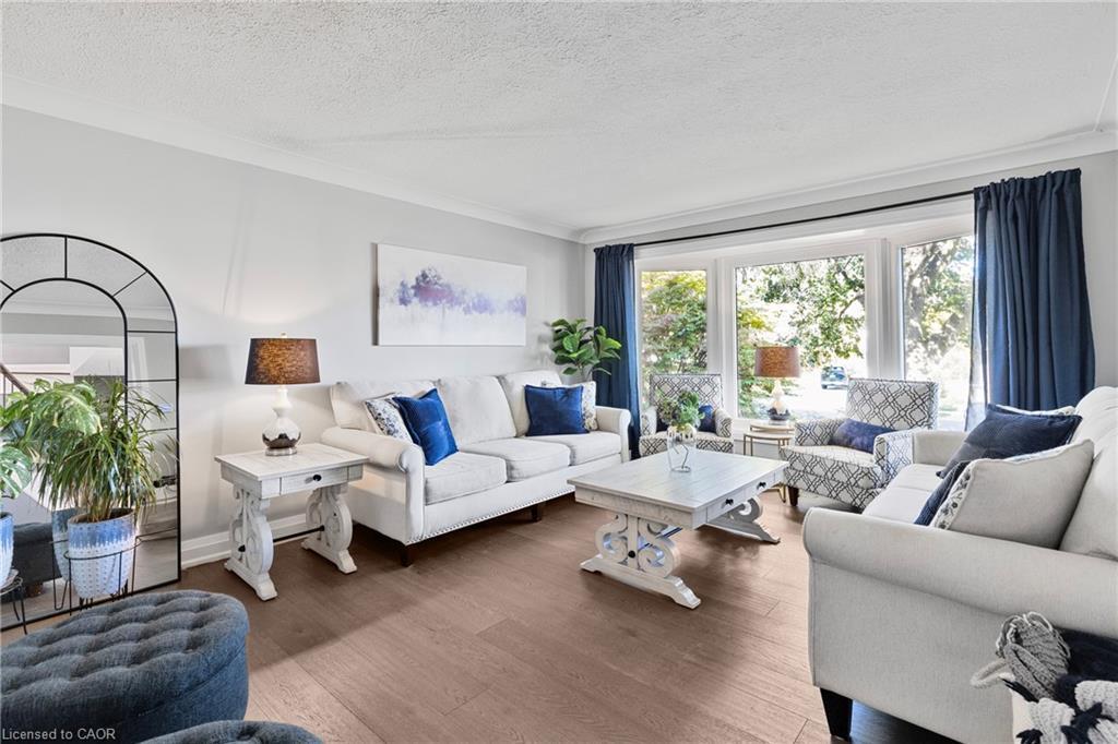 94 Dorchester Drive, Grimsby, ON - Indoor Photo Showing Living Room