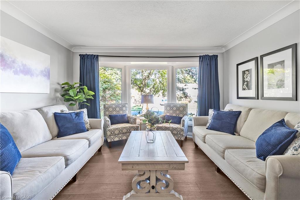 94 Dorchester Drive, Grimsby, ON - Indoor Photo Showing Living Room