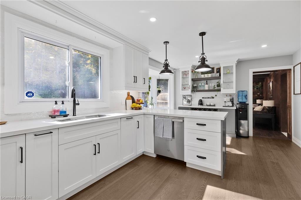 94 Dorchester Drive, Grimsby, ON - Indoor Photo Showing Kitchen With Upgraded Kitchen