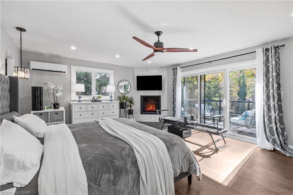 94 Dorchester Drive, Grimsby, ON - Indoor Photo Showing Bedroom