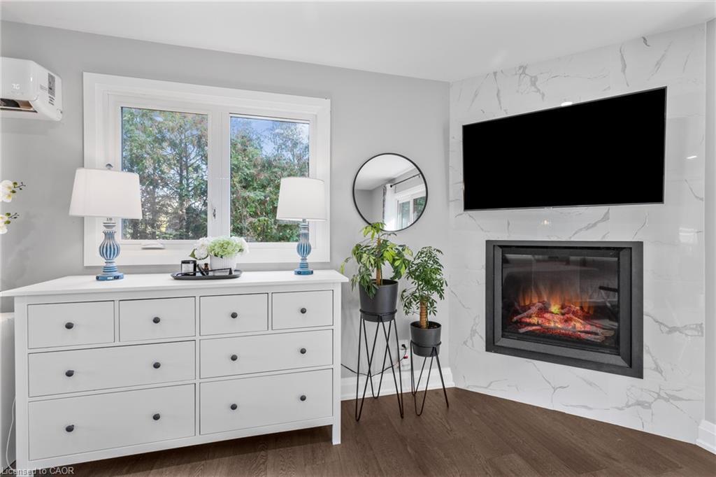 94 Dorchester Drive, Grimsby, ON - Indoor Photo Showing Living Room With Fireplace