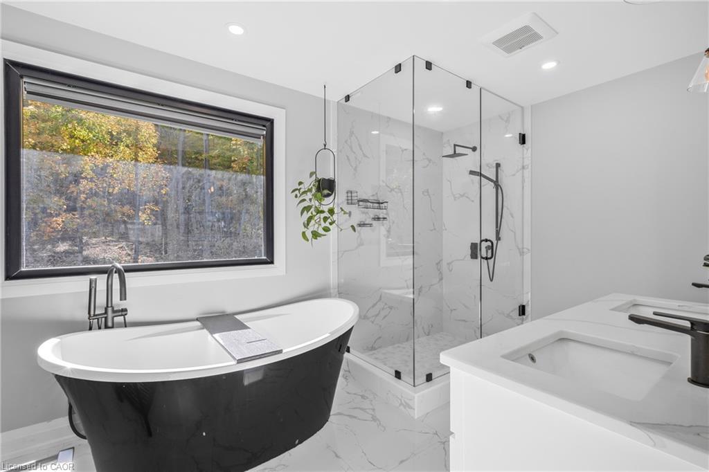 94 Dorchester Drive, Grimsby, ON - Indoor Photo Showing Bathroom