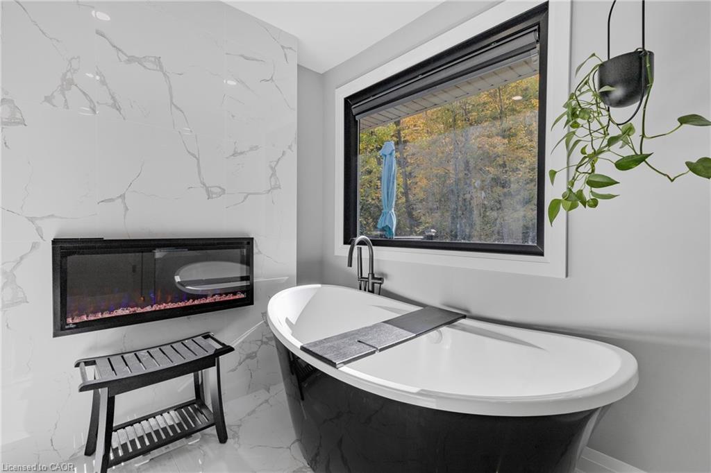 94 Dorchester Drive, Grimsby, ON - Indoor Photo Showing Bathroom