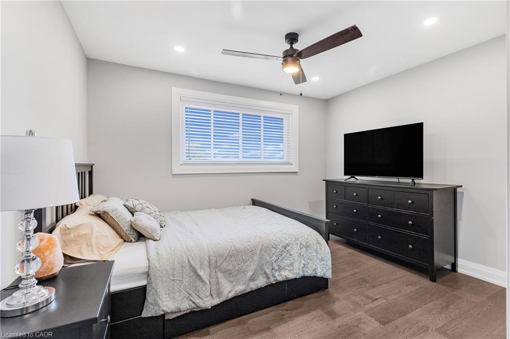 94 Dorchester Drive, Grimsby, ON - Indoor Photo Showing Bedroom