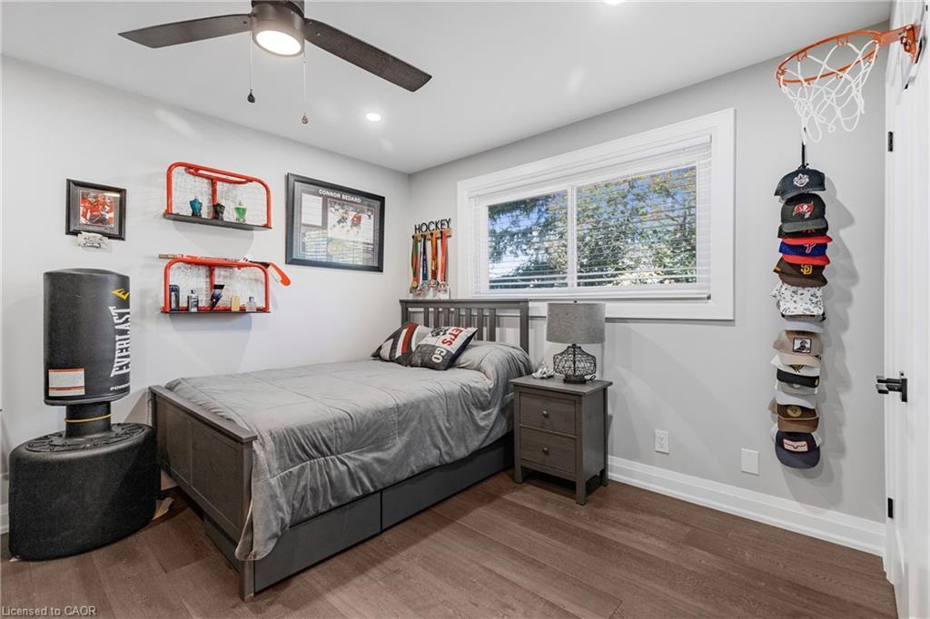 94 Dorchester Drive, Grimsby, ON - Indoor Photo Showing Bedroom