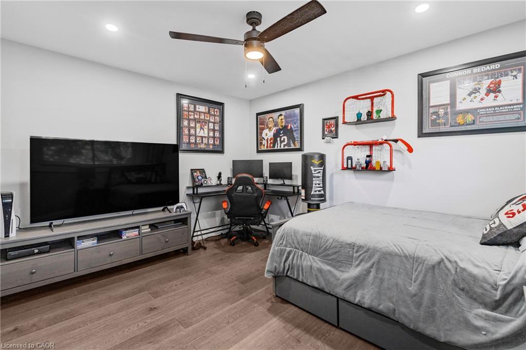 94 Dorchester Drive, Grimsby, ON - Indoor Photo Showing Bedroom