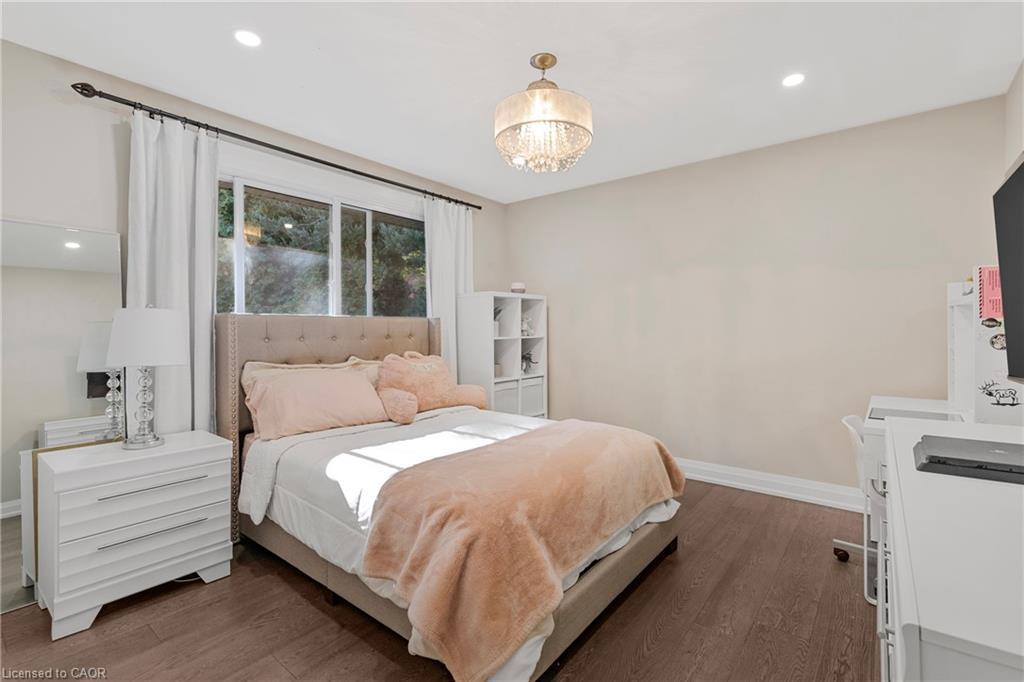 94 Dorchester Drive, Grimsby, ON - Indoor Photo Showing Bedroom