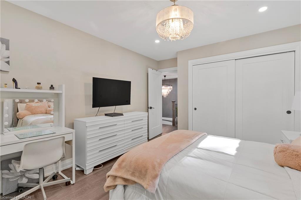 94 Dorchester Drive, Grimsby, ON - Indoor Photo Showing Bedroom