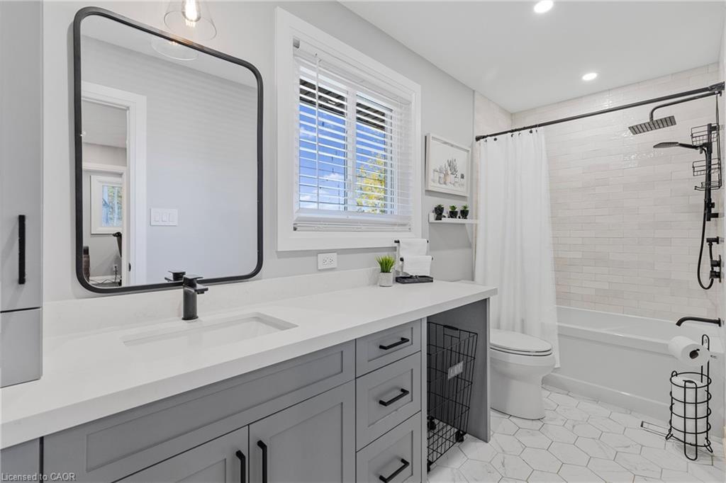 94 Dorchester Drive, Grimsby, ON - Indoor Photo Showing Bathroom