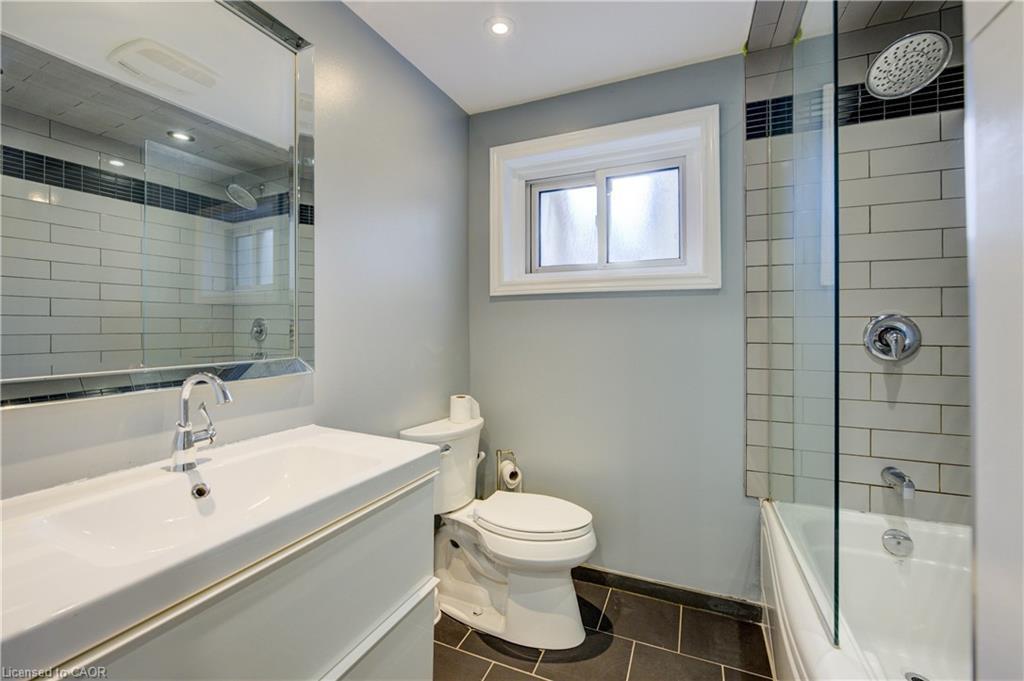 36 Lamb Court, Hamilton, ON - Indoor Photo Showing Bathroom