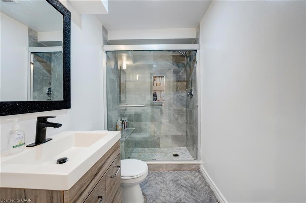 68 Heritage Court, Barrie, ON - Indoor Photo Showing Bathroom