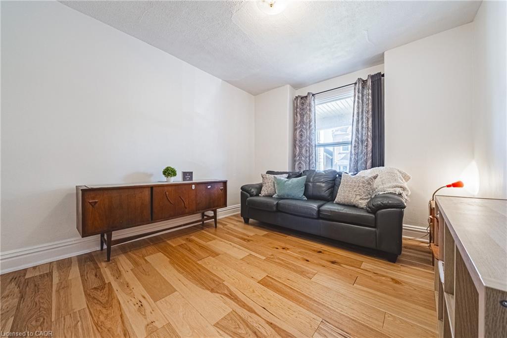 215 Mary Street, Hamilton, ON - Indoor Photo Showing Living Room