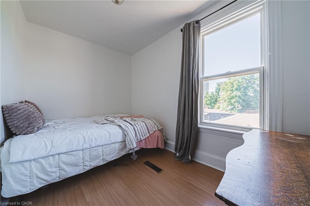 215 Mary Street, Hamilton, ON - Indoor Photo Showing Bedroom
