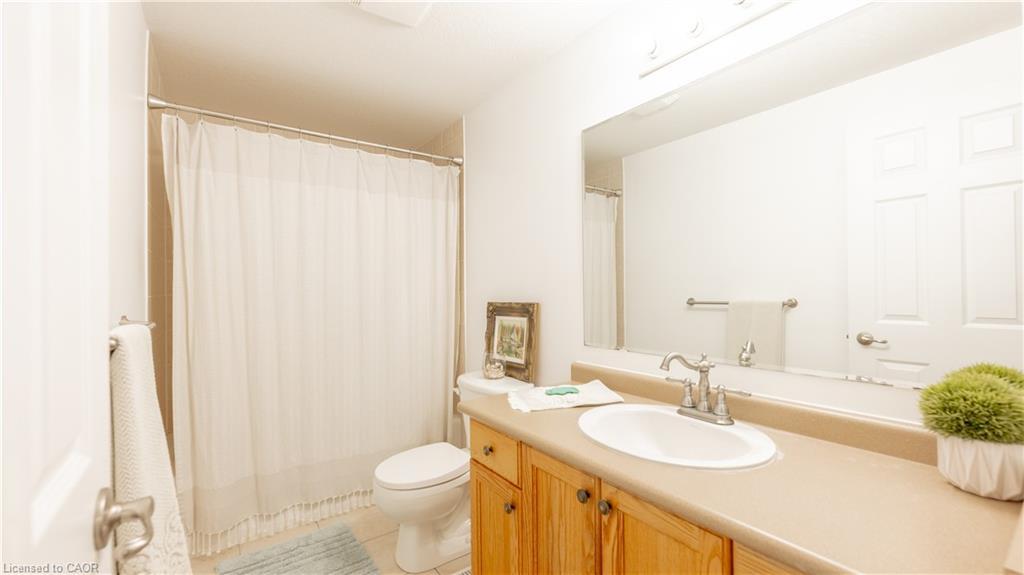 E34-85 Bankside Drive, Kitchener, ON - Indoor Photo Showing Bathroom