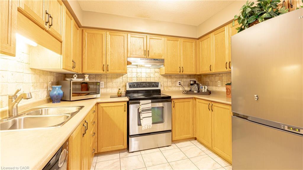 E34-85 Bankside Drive, Kitchener, ON - Indoor Photo Showing Kitchen With Double Sink