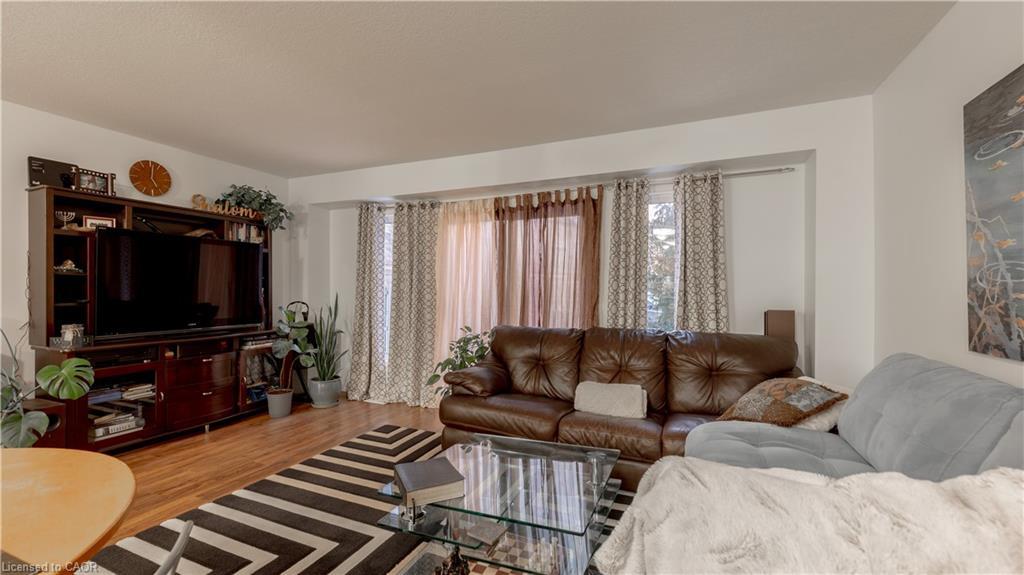 E34-85 Bankside Drive, Kitchener, ON - Indoor Photo Showing Living Room