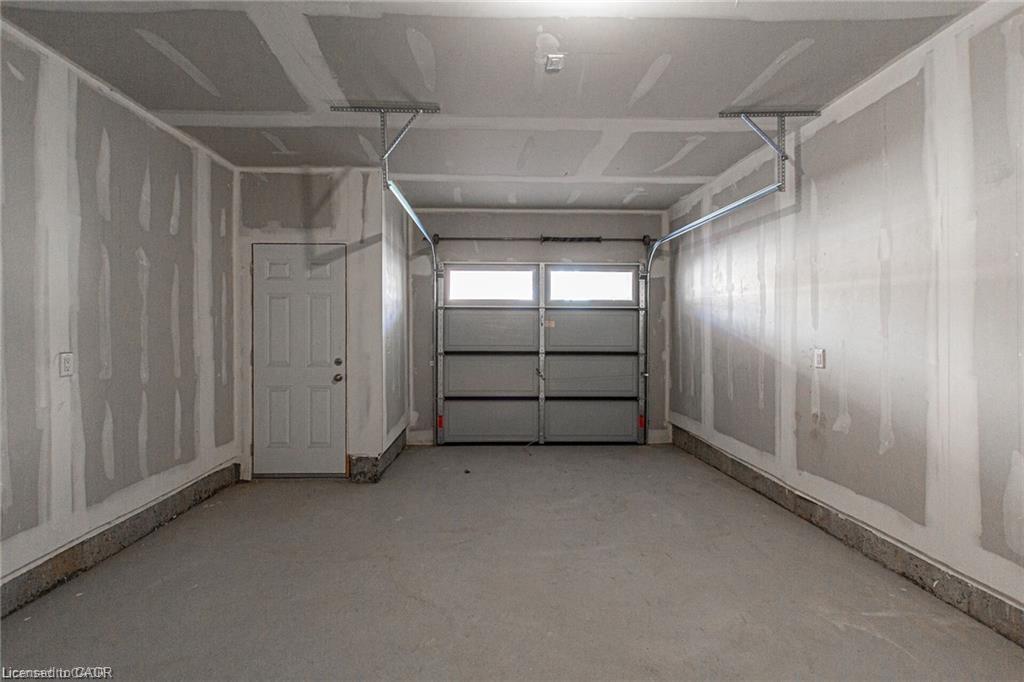 3273 Sixth Line, Oakville, ON - Indoor Photo Showing Garage