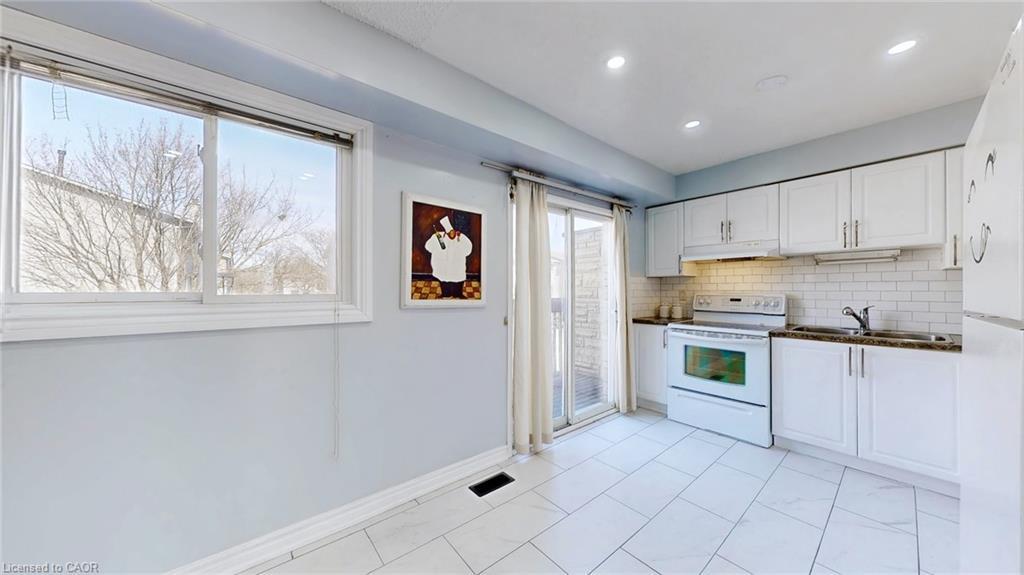 43-1155 Paramount Drive, Stoney Creek, ON - Indoor Photo Showing Kitchen With Double Sink