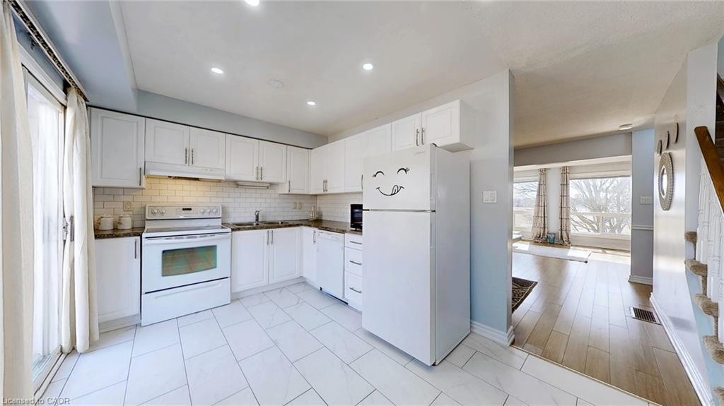 43-1155 Paramount Drive, Stoney Creek, ON - Indoor Photo Showing Kitchen