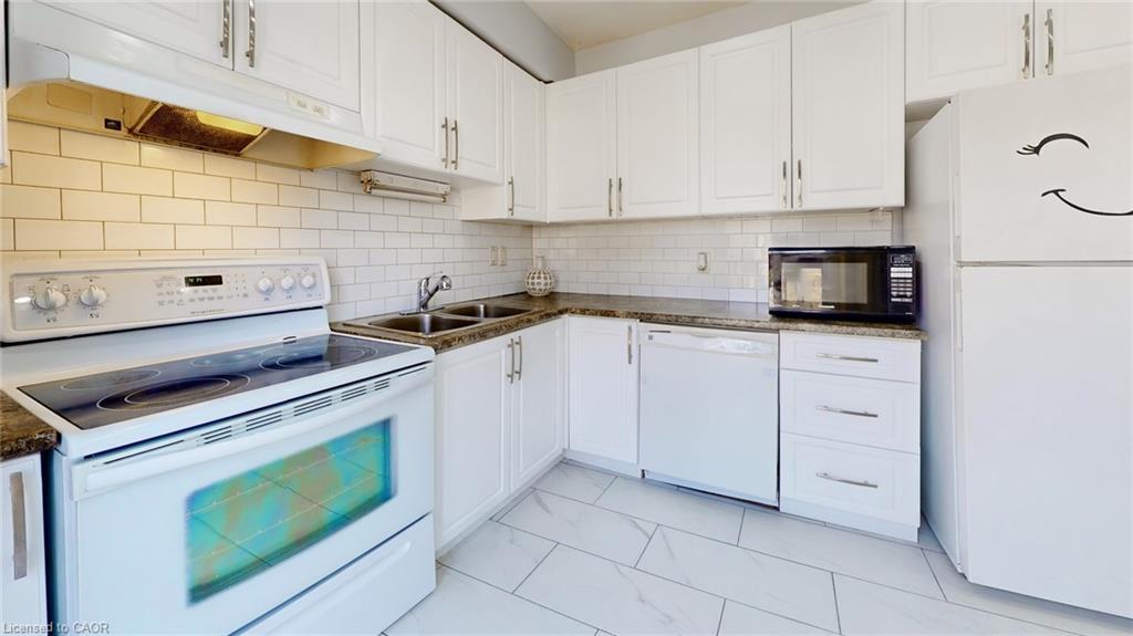 43-1155 Paramount Drive, Stoney Creek, ON - Indoor Photo Showing Kitchen With Double Sink