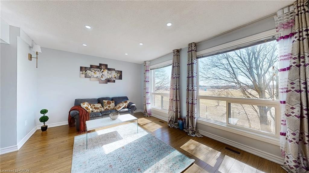 43-1155 Paramount Drive, Stoney Creek, ON - Indoor Photo Showing Living Room