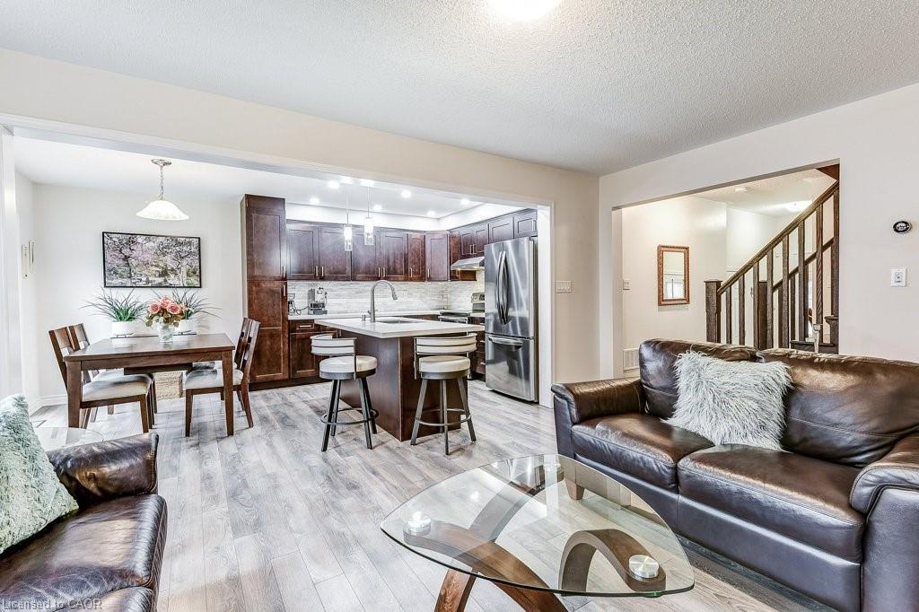 35 Dredge Court, Milton, ON - Indoor Photo Showing Living Room