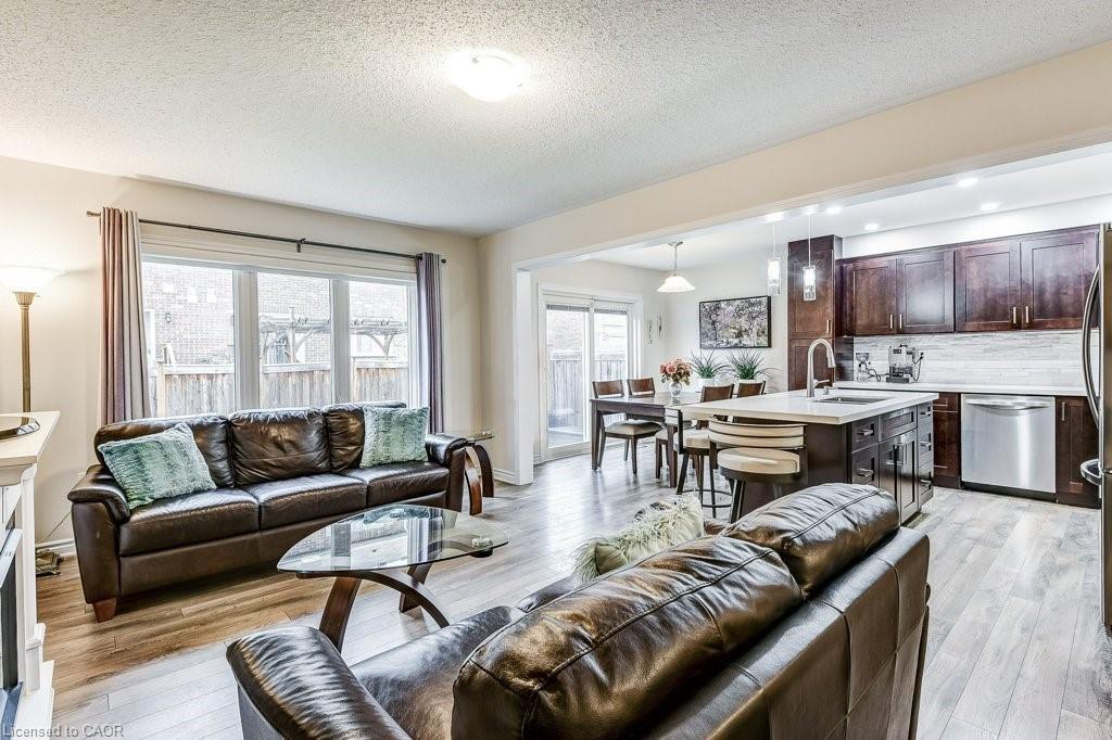 35 Dredge Court, Milton, ON - Indoor Photo Showing Living Room