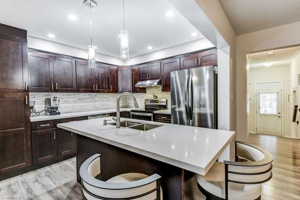 35 Dredge Court, Milton, ON - Indoor Photo Showing Kitchen With Double Sink With Upgraded Kitchen