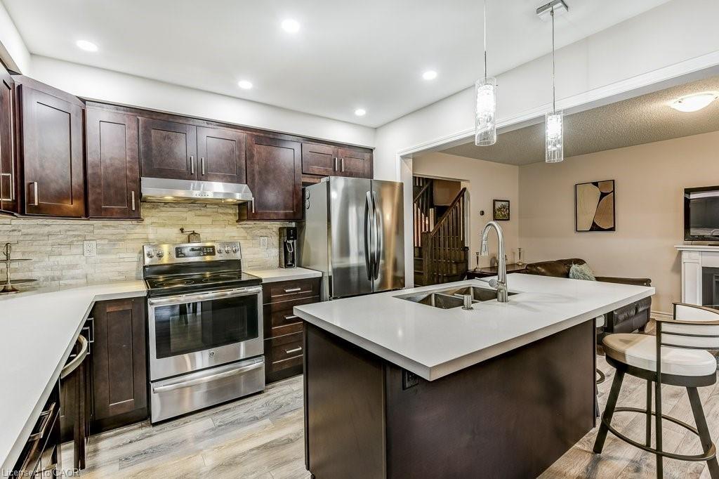 35 Dredge Court, Milton, ON - Indoor Photo Showing Kitchen With Stainless Steel Kitchen With Double Sink With Upgraded Kitchen
