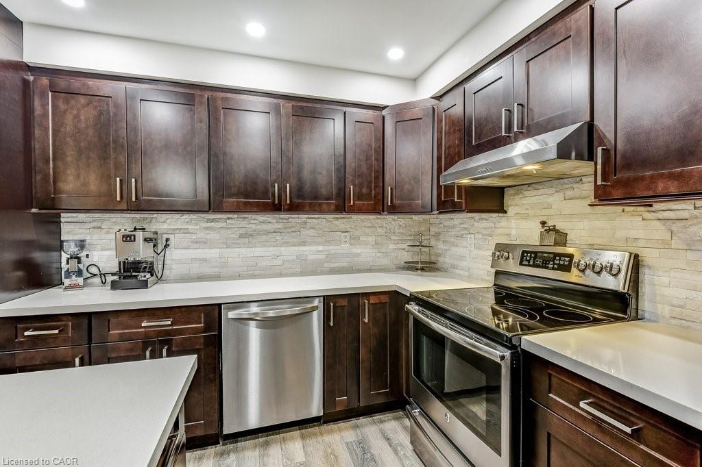 35 Dredge Court, Milton, ON - Indoor Photo Showing Kitchen With Stainless Steel Kitchen With Upgraded Kitchen