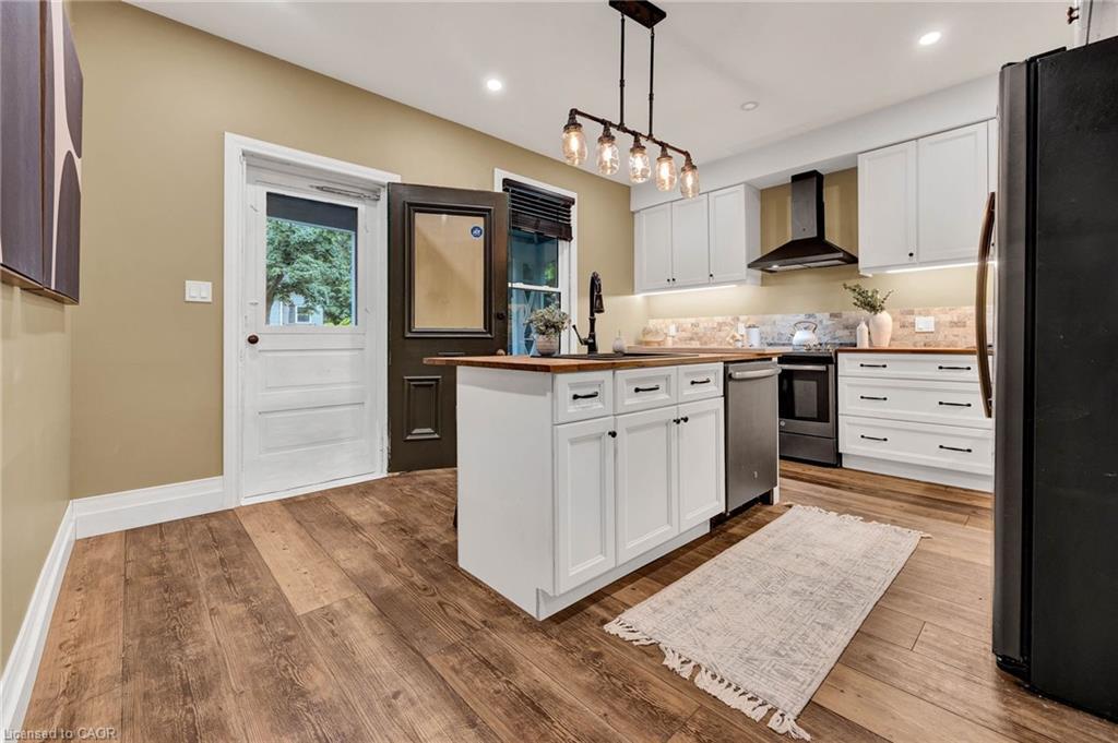115 Cedar Street, Cambridge, ON - Indoor Photo Showing Kitchen With Upgraded Kitchen