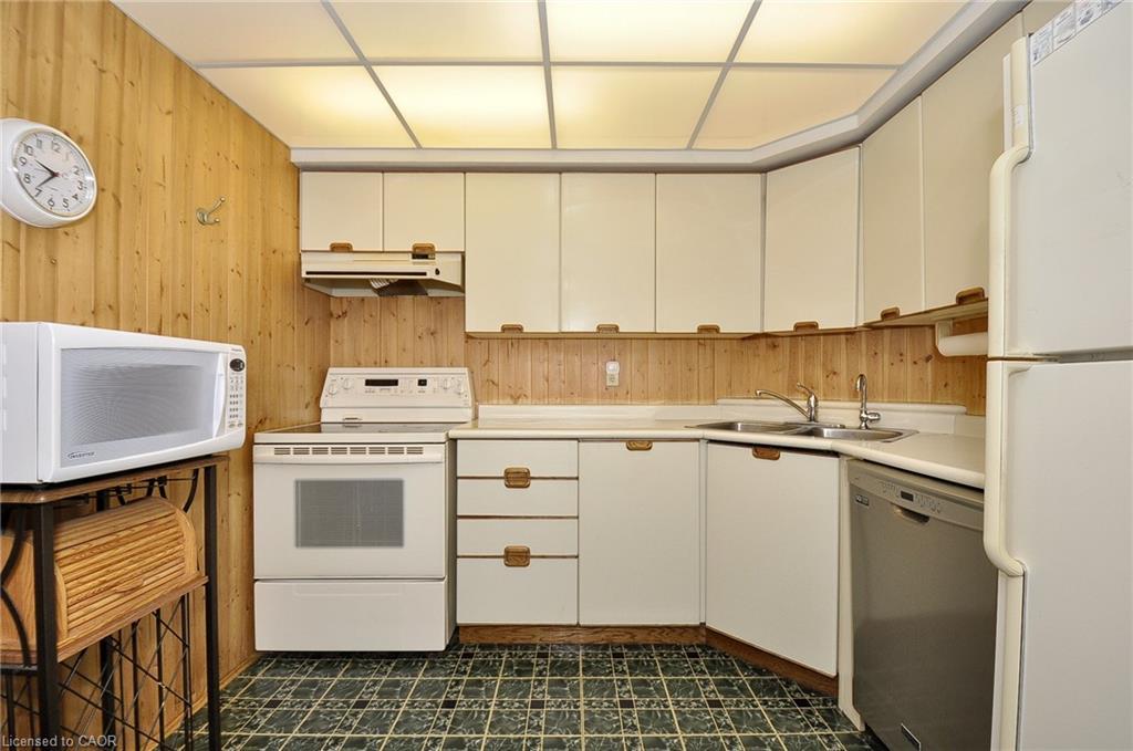 1210-237 King Street W, Cambridge, ON - Indoor Photo Showing Kitchen With Double Sink