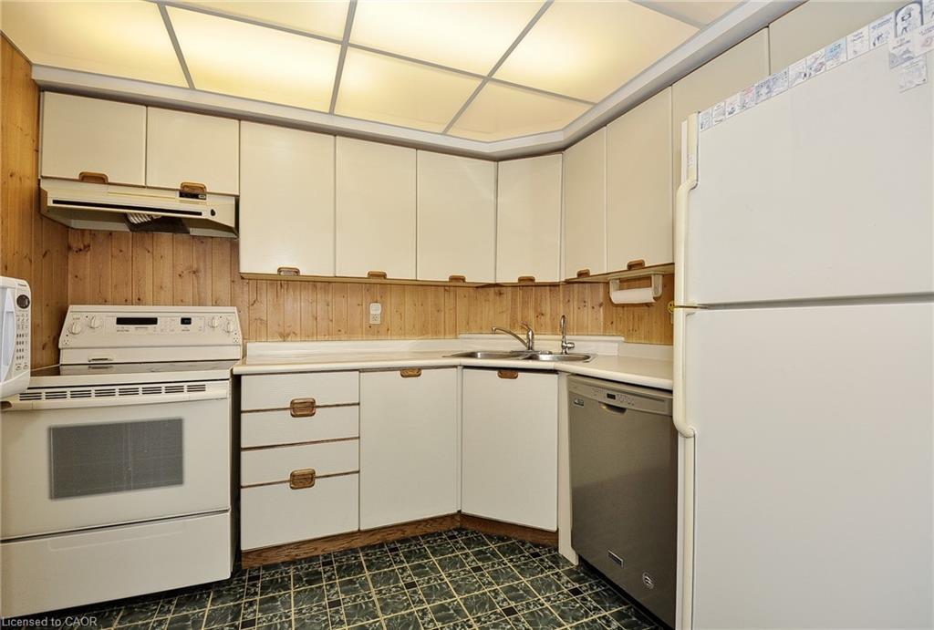 1210-237 King Street W, Cambridge, ON - Indoor Photo Showing Kitchen With Double Sink