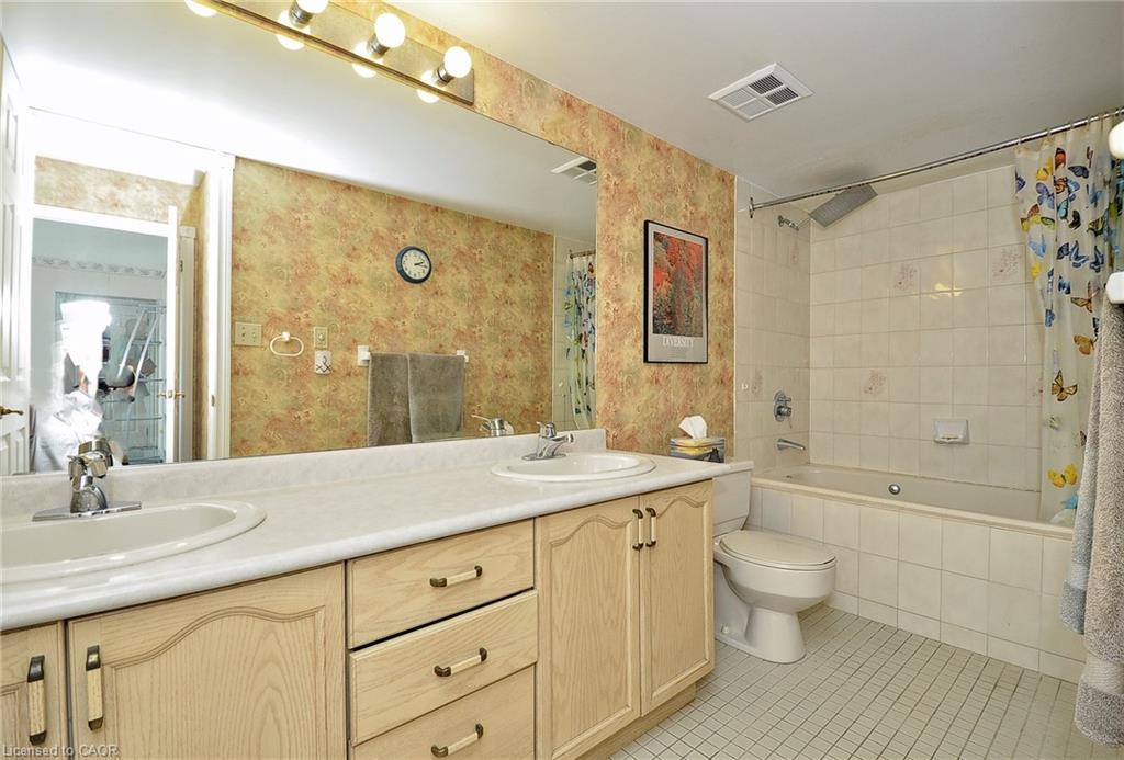 1210-237 King Street W, Cambridge, ON - Indoor Photo Showing Bathroom