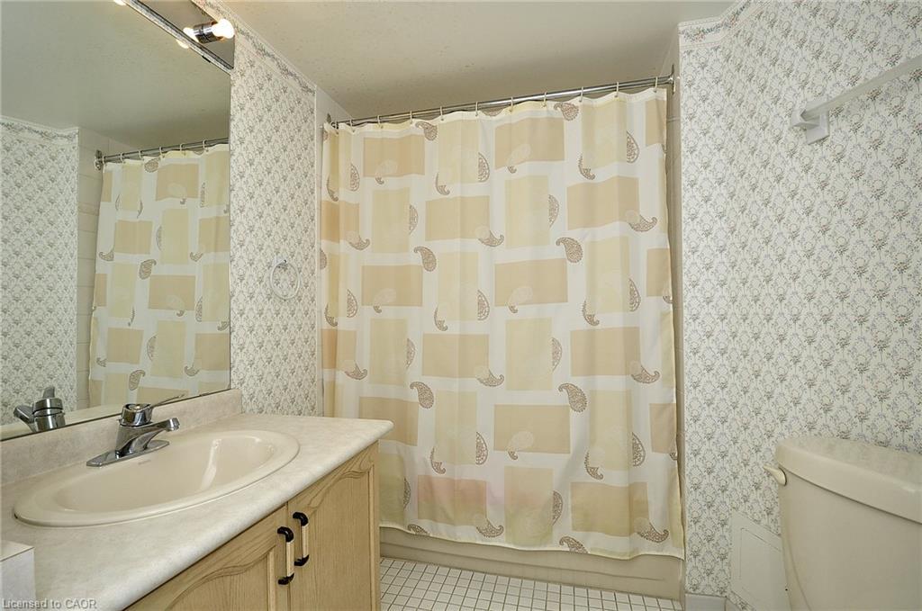 1210-237 King Street W, Cambridge, ON - Indoor Photo Showing Bathroom