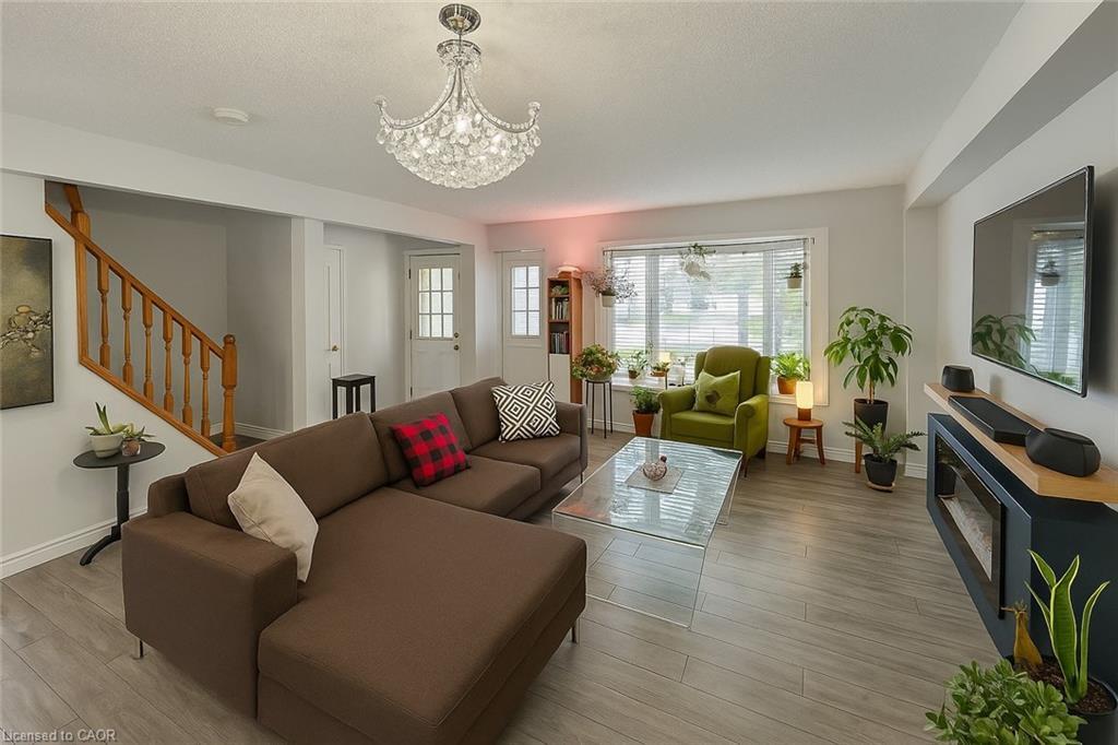 988 Prosperity Court, London, ON - Indoor Photo Showing Living Room