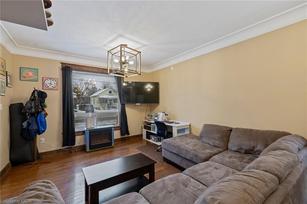 4731 Third Avenue, Niagara Falls, ON - Indoor Photo Showing Living Room