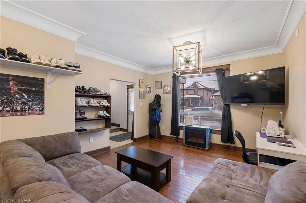 4731 Third Avenue, Niagara Falls, ON - Indoor Photo Showing Living Room