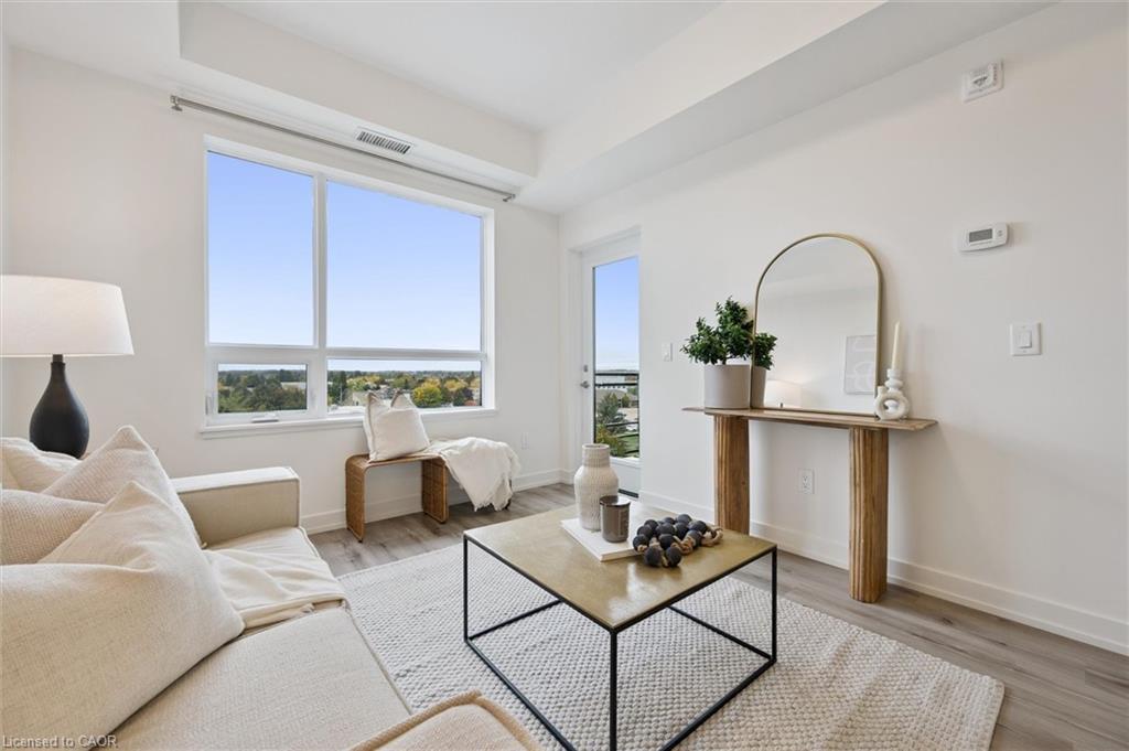 516-251 Northfield Drive E, Waterloo, ON - Indoor Photo Showing Living Room
