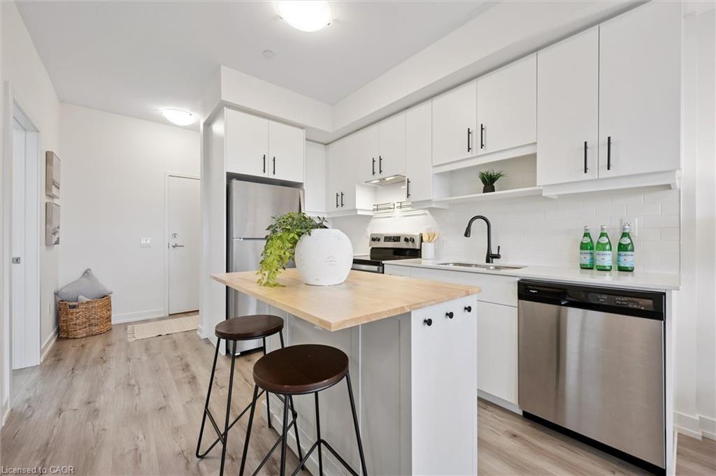 516-251 Northfield Drive E, Waterloo, ON - Indoor Photo Showing Kitchen With Upgraded Kitchen