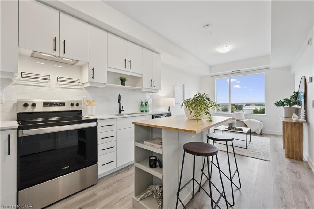 516-251 Northfield Drive E, Waterloo, ON - Indoor Photo Showing Kitchen With Upgraded Kitchen