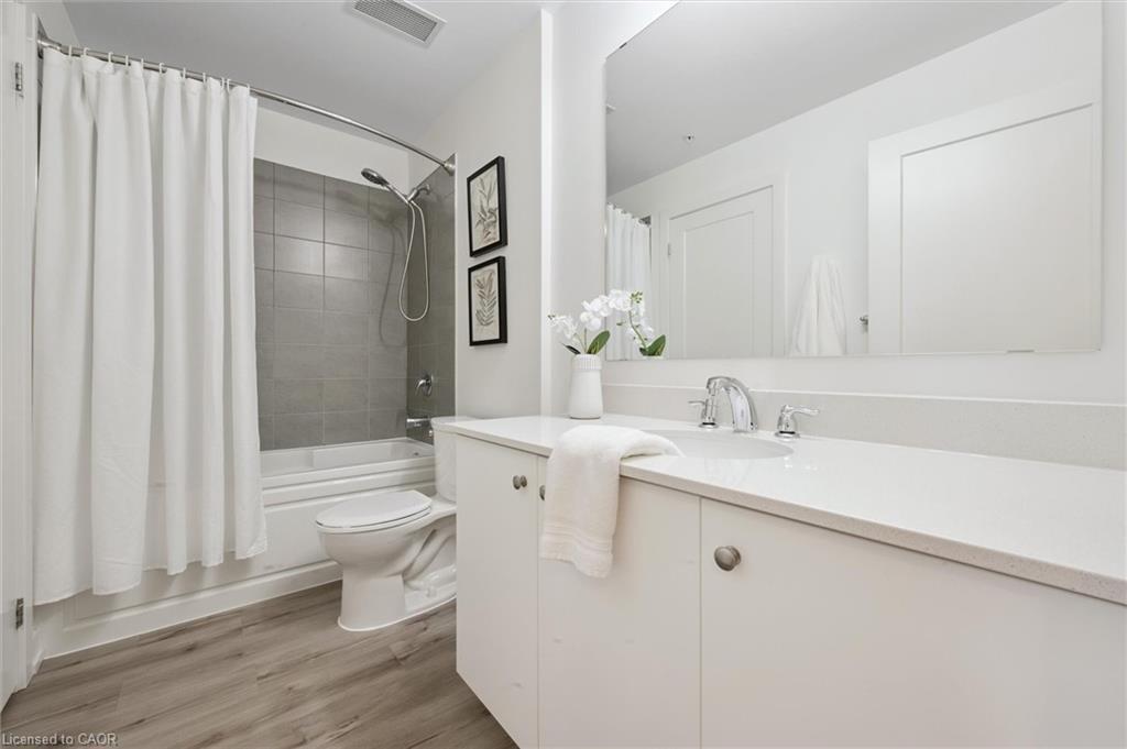 516-251 Northfield Drive E, Waterloo, ON - Indoor Photo Showing Bathroom