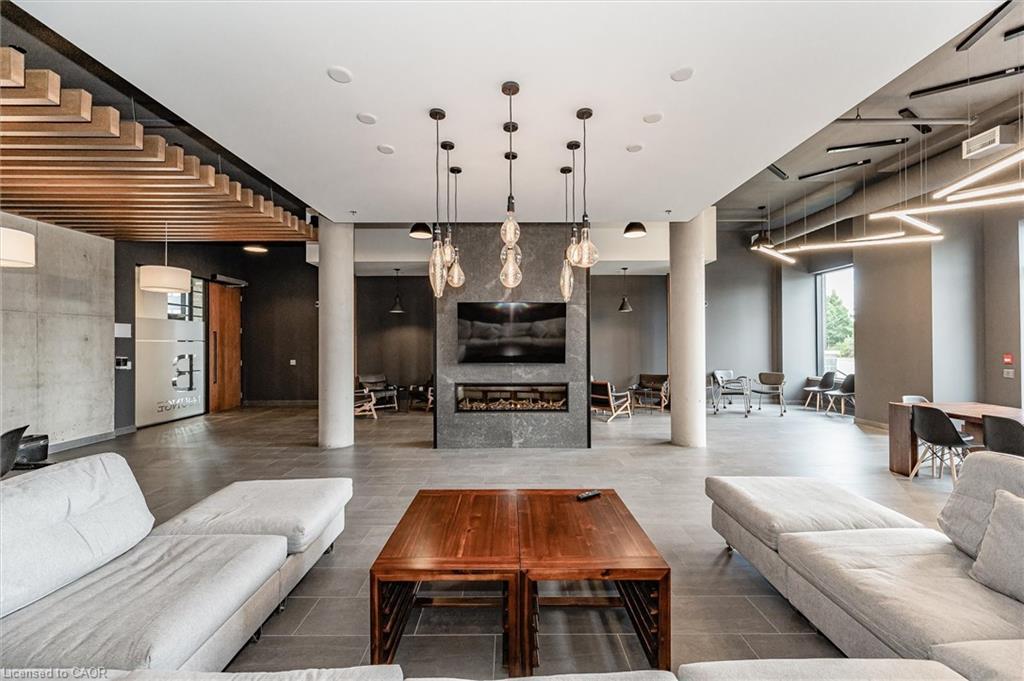 516-251 Northfield Drive E, Waterloo, ON - Indoor Photo Showing Living Room