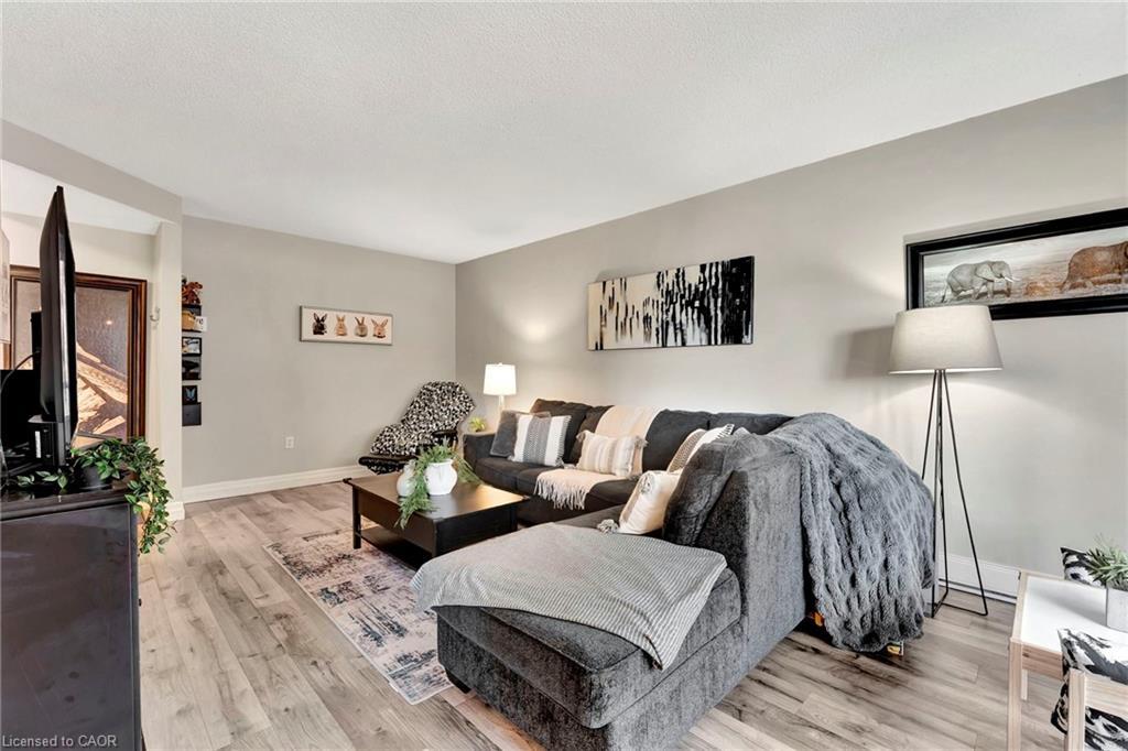307-11 Woodman Drive S, Hamilton, ON - Indoor Photo Showing Living Room