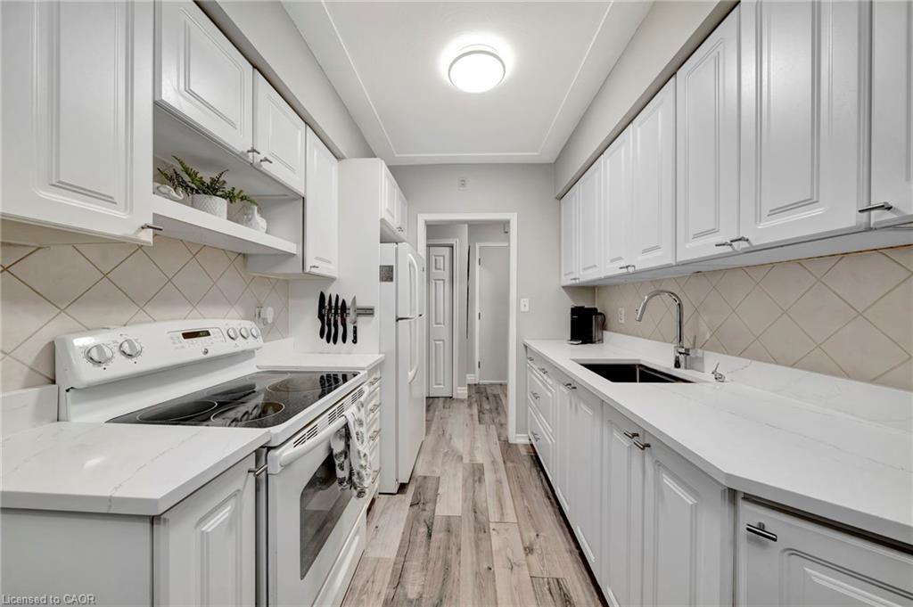 307-11 Woodman Drive S, Hamilton, ON - Indoor Photo Showing Kitchen