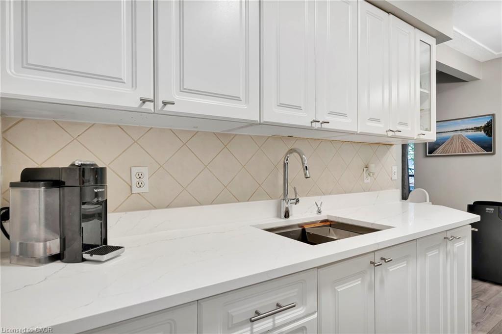 307-11 Woodman Drive S, Hamilton, ON - Indoor Photo Showing Kitchen