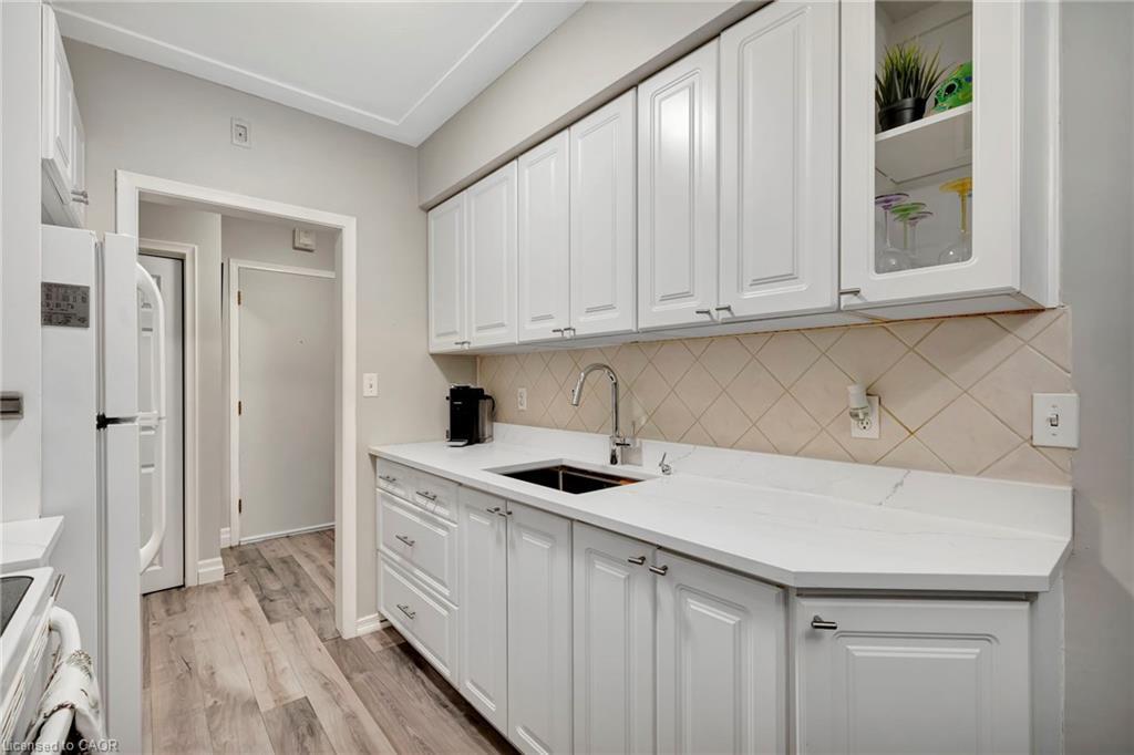 307-11 Woodman Drive S, Hamilton, ON - Indoor Photo Showing Kitchen