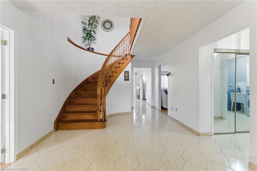 2 Morningstar Court, Hamilton, ON - Indoor Photo Showing Other Room