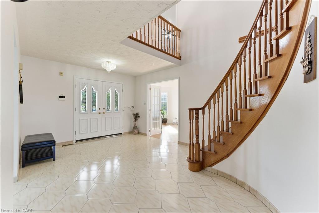 2 Morningstar Court, Hamilton, ON - Indoor Photo Showing Other Room